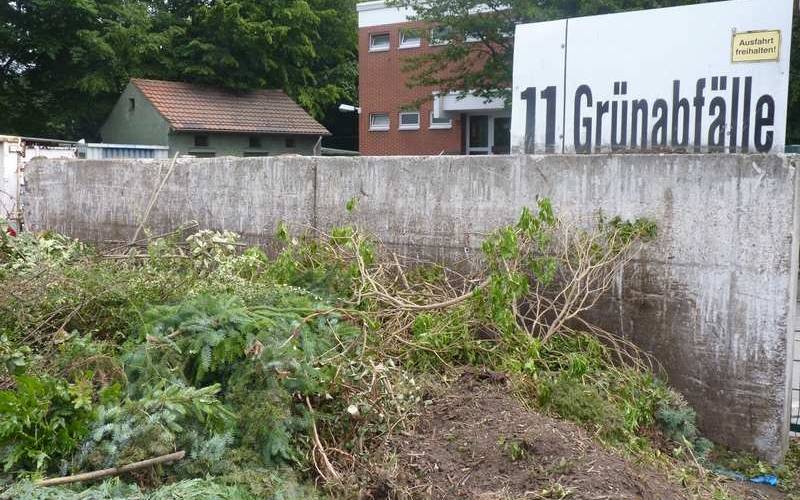 Grünabfälle auf Betreibshof mit dazugehörigem Schild.