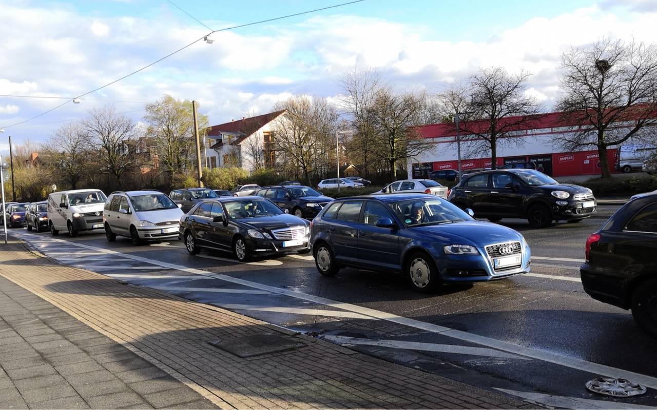 Rückstau auf der Danziger Straße in Richtung Mülheimer Straße