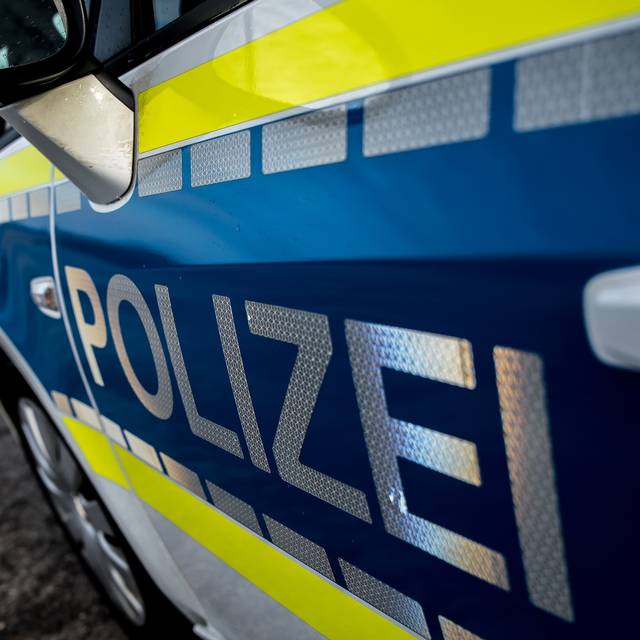 Ein Einsatzwagen der Polizei (Symbolbild). Bei Verwendung in Social Media muss die Bildquelle am Bild genannt werden; bei Verwendung als Nachrichtenbild spielt das System diese automatisch mit aus.