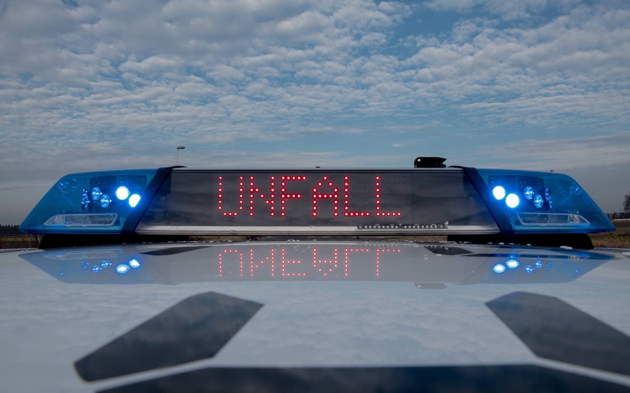 Ein Einsatzwagen der Polizei mit Blaulicht und aktivem Schriftzug "Unfall" (Symbolbild).
Bei Verwendung in Social Media muss die Bildquelle am Bild genannt werden; bei Verwendung als Nachrichtenbild spielt das System diese automatisch mit aus.