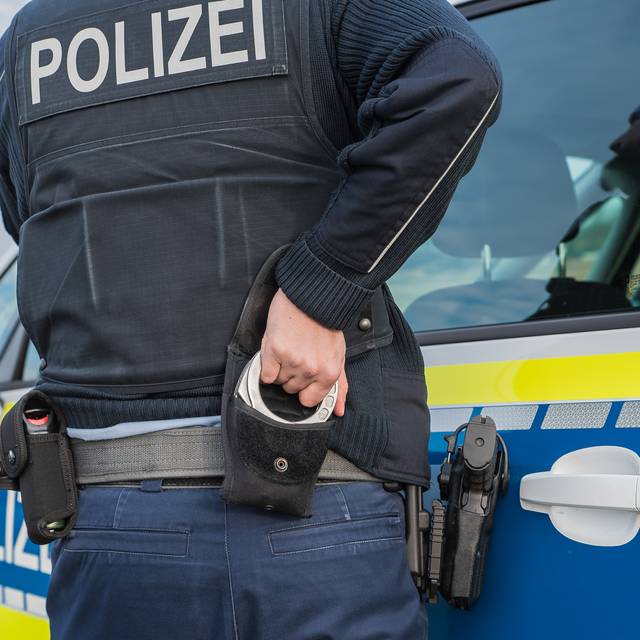 Ein Polizist nutzt Handschellen zur Festnahme (Symbolbild). 
Bei Verwendung in Social Media muss die Bildquelle am Bild genannt werden; bei Verwendung als Nachrichtenbild spielt das System diese automatisch mit aus.
