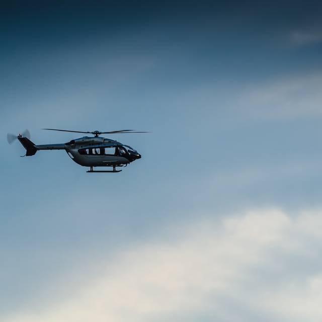 Hubschrauber vor blauem Himmel. 
Bei Verwendung in Social Media muss die Bildquelle am Bild genannt werden; bei Verwendung als Nachrichtenbild spielt das System diese automatisch mit aus.