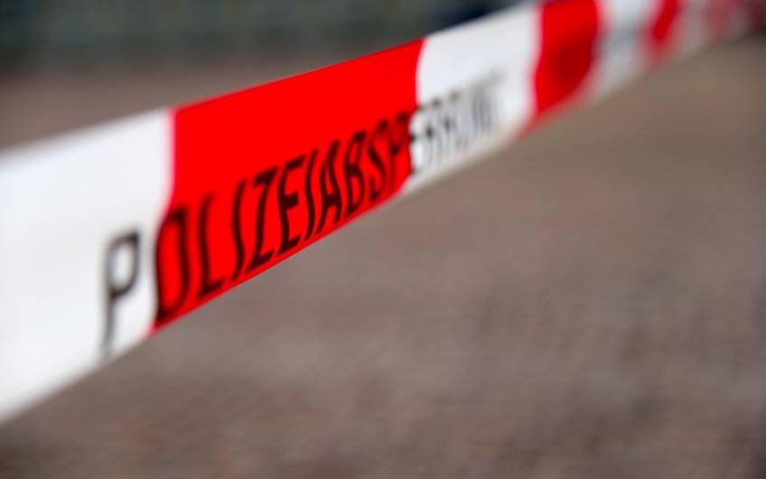 Ein Absperrband der Polizei in Nahaufnahme (Symbolbild).