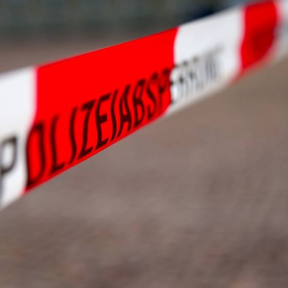 Ein Absperrband der Polizei in Nahaufnahme (Symbolbild).