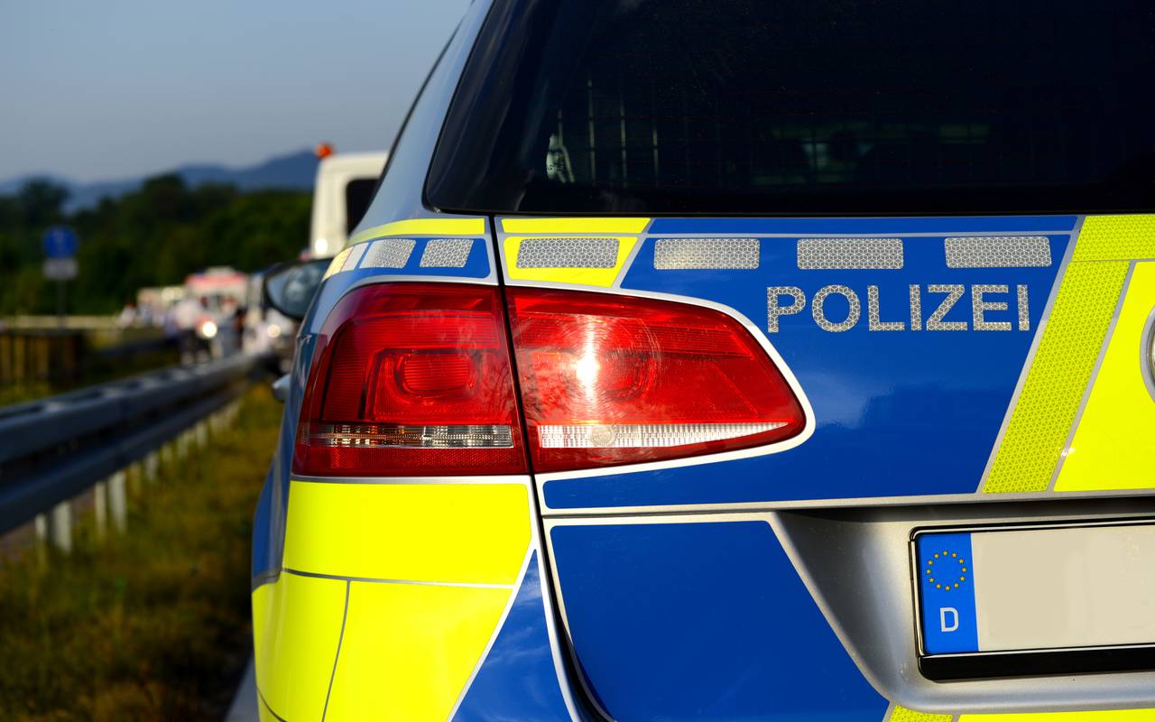 Ein Einsatzfahrzeug der Polizei (Symbolbild).
Bei Verwendung in Social Media muss die Bildquelle am Bild genannt werden; bei Verwendung als Nachrichtenbild spielt das System diese automatisch mit aus.