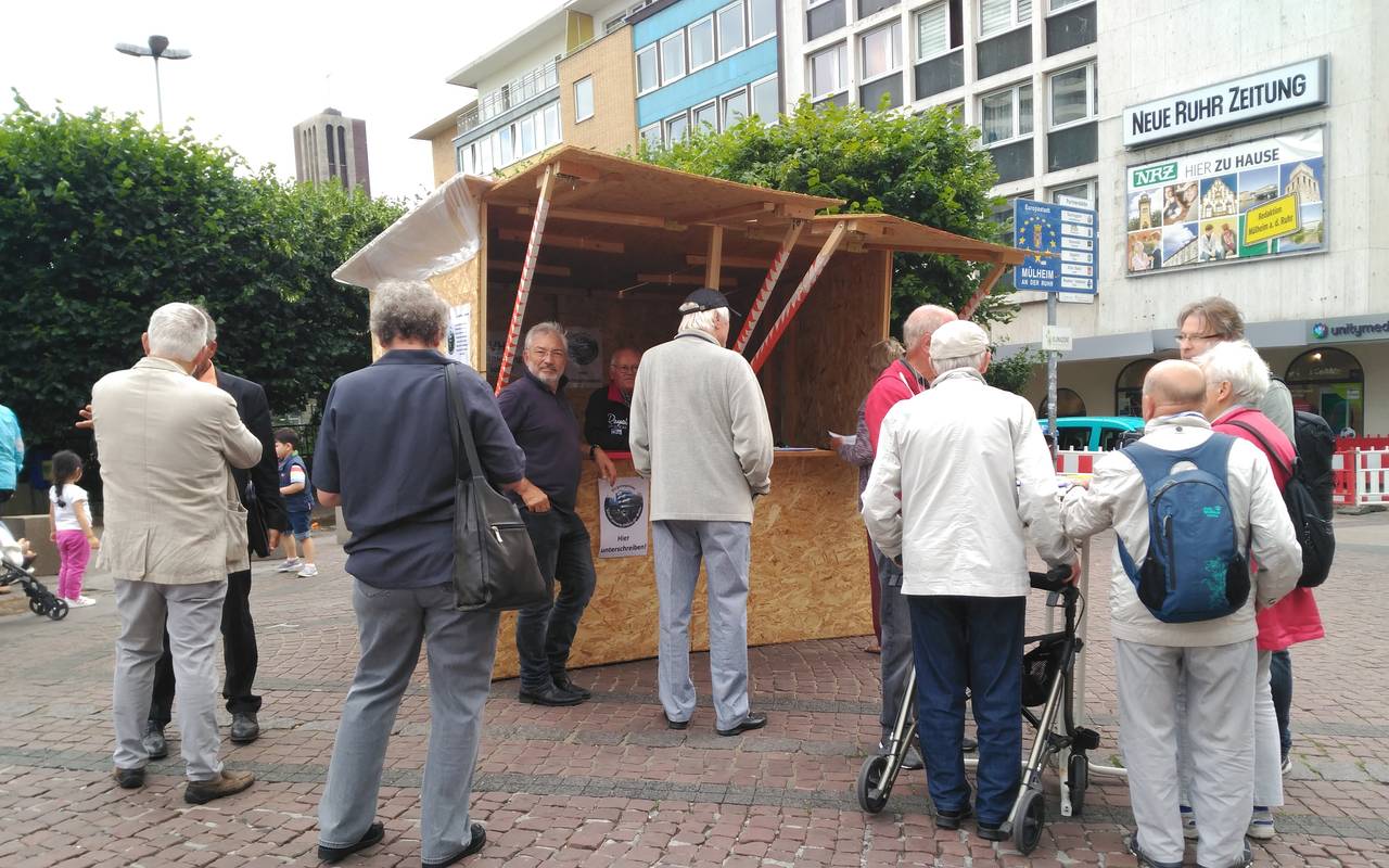 Infostand der Unterschriftenaktion für Bürgerbegehren zum Erhalt der MüGa, bleibt bis zu den Sommerferien auf dem Kurt-Schumacher-Platz stehen