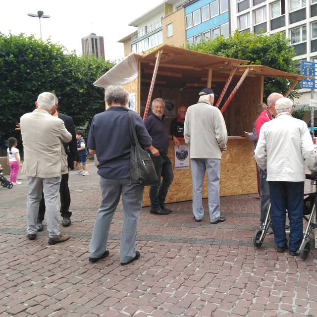Infostand der Unterschriftenaktion für Bürgerbegehren zum Erhalt der MüGa, bleibt bis zu den Sommerferien auf dem Kurt-Schumacher-Platz stehen