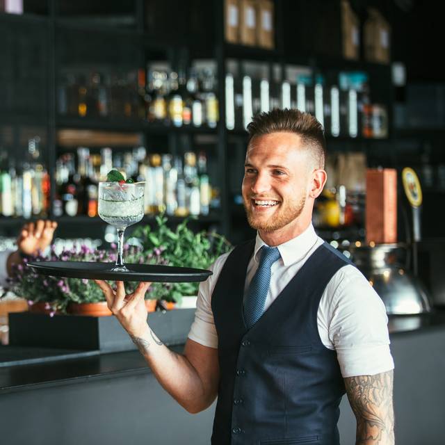 Ein Kellner arbeitet an einer Bar (Symbolbild).