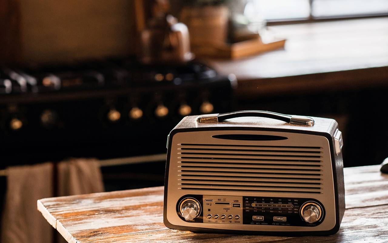 Altes Radio auf Küchentisch