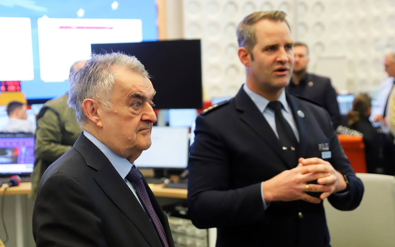 Herbert Reul (CDU, l), Innenminister von Nordrhein-Westfalen, bei seinem Besuch im International Police Cooperation Center (IPCC) zur UEFA EURO 2024. Das IPCC hat die Aufgabe, alle lagerelevanten polizeilichen Informationen zu den Spielen der Fußball-Europameisterschaft zu sammeln, zu bewerten und zu steuern und somit einen bestmöglichen bundesweiten polizeilichen Informationsaustausch zu gewährleisten.