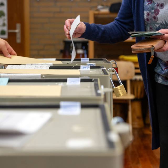 Eine Person gibt seine Stimme bei einer Wahl ab.