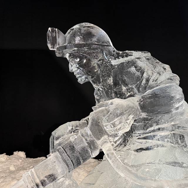 Die Eisskulptur eines Bergmannes in der Eiswelt in Oberhausen.