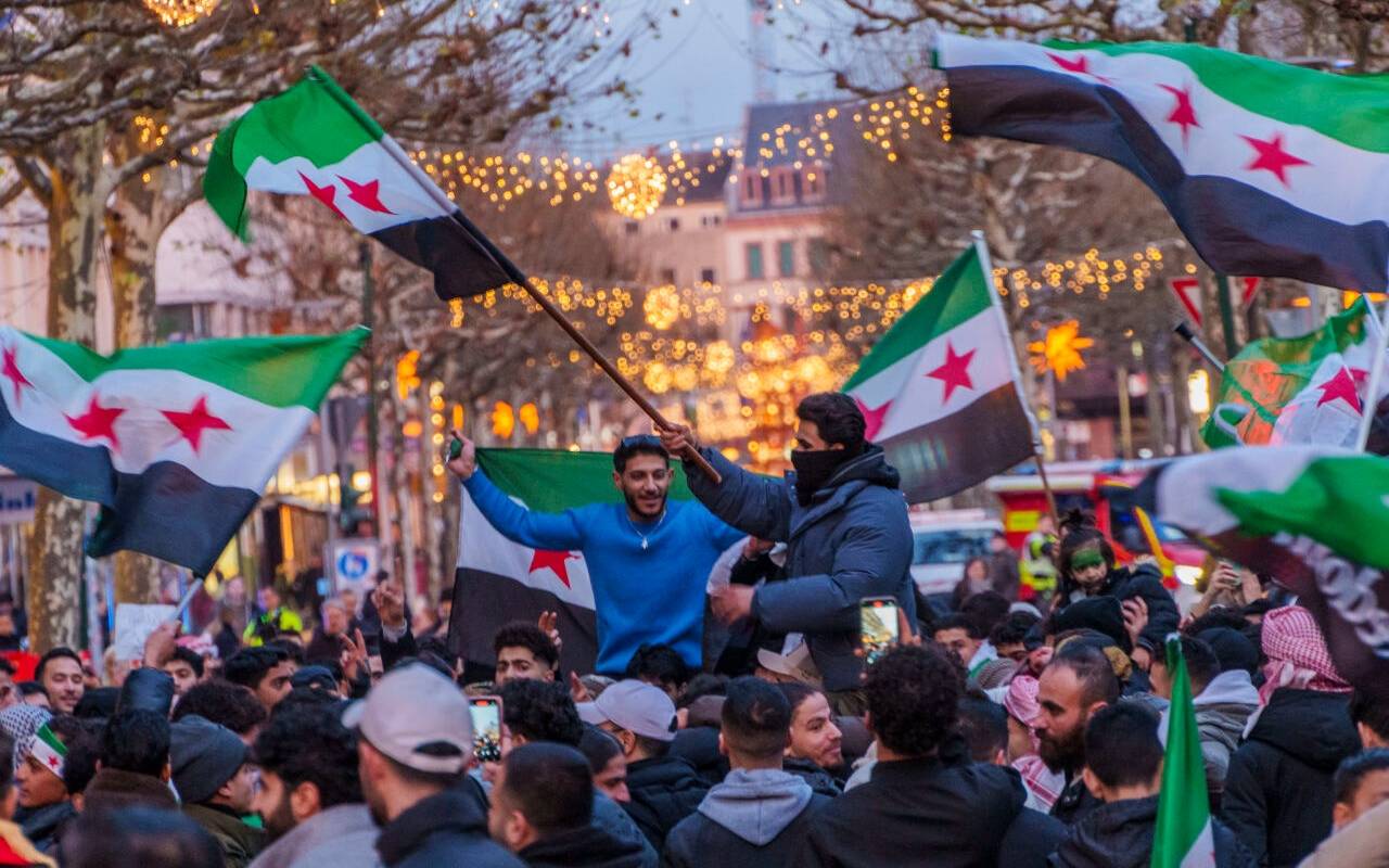 Exil-Syrer feiern auf dem Schillerplatz und der Ludwigstraße den Sturz des Assad-Regime. Rebellen haben in Syrien den Sturz von Baschar-al Assad (Baath-Partei), Staatspräsidenten Syrien, erzwungen. Der Diktator ist offenbar aus dem Land geflohen.