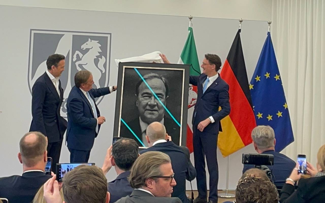 Der ehemalige NRW-Ministerpräsident Armin Laschet präsentiert zusammen mit seinem Amtsnachfolger Hendrik Wüst sein Bild für die Ahnengalerie des Landtages