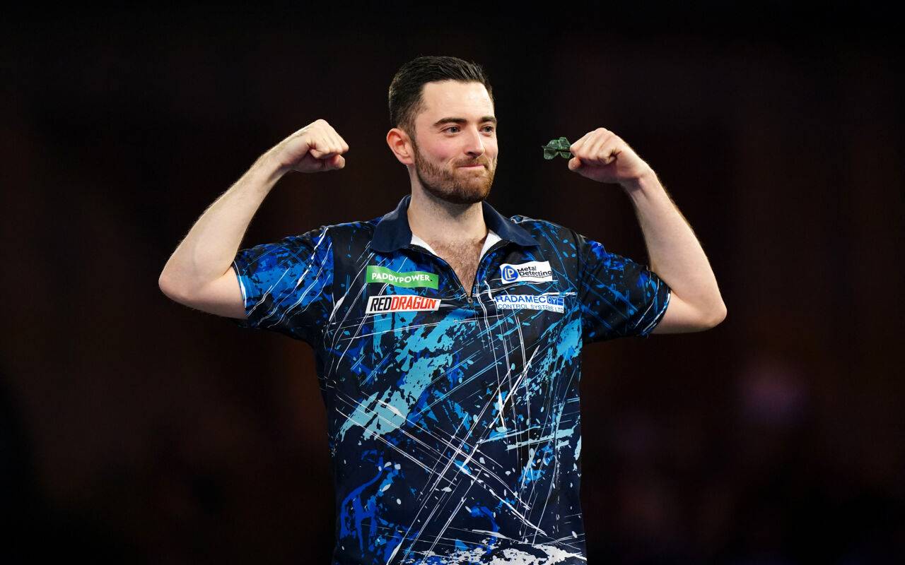 Luke Humphries spielt mit seinen Muskeln nach einem Sieg