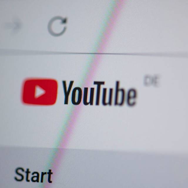 Auf einem Laptop-Bildschirm sieht man das Logo von Youtube.