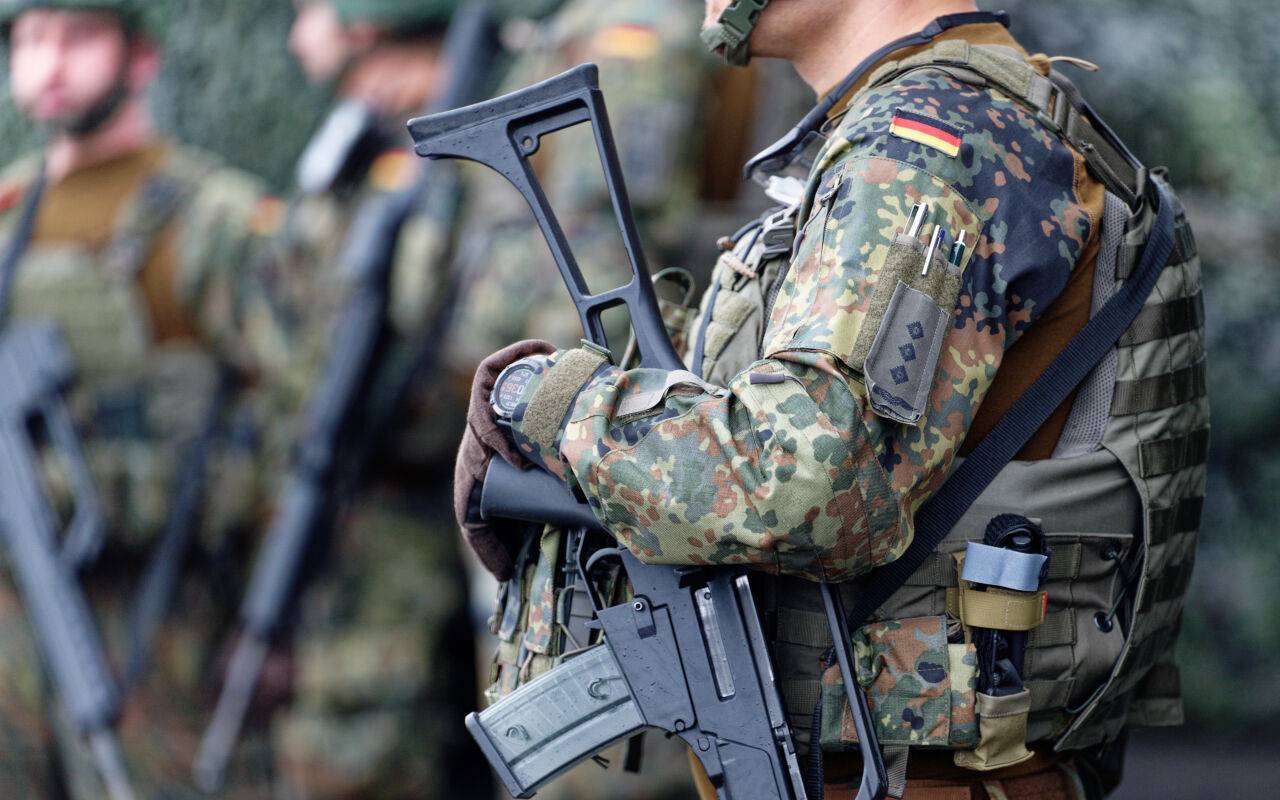 Soldaten stehen beim Antrittsbesuch vom Bundesminister der Verteidigung, Boris Pistorius (SPD) beim militärischen Organisationsbereich