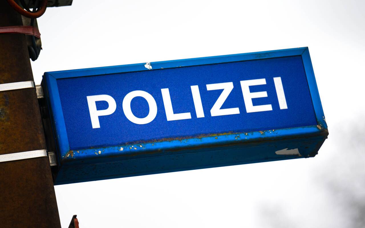 Ein Schild weist auf eine Polizeistelle hin.