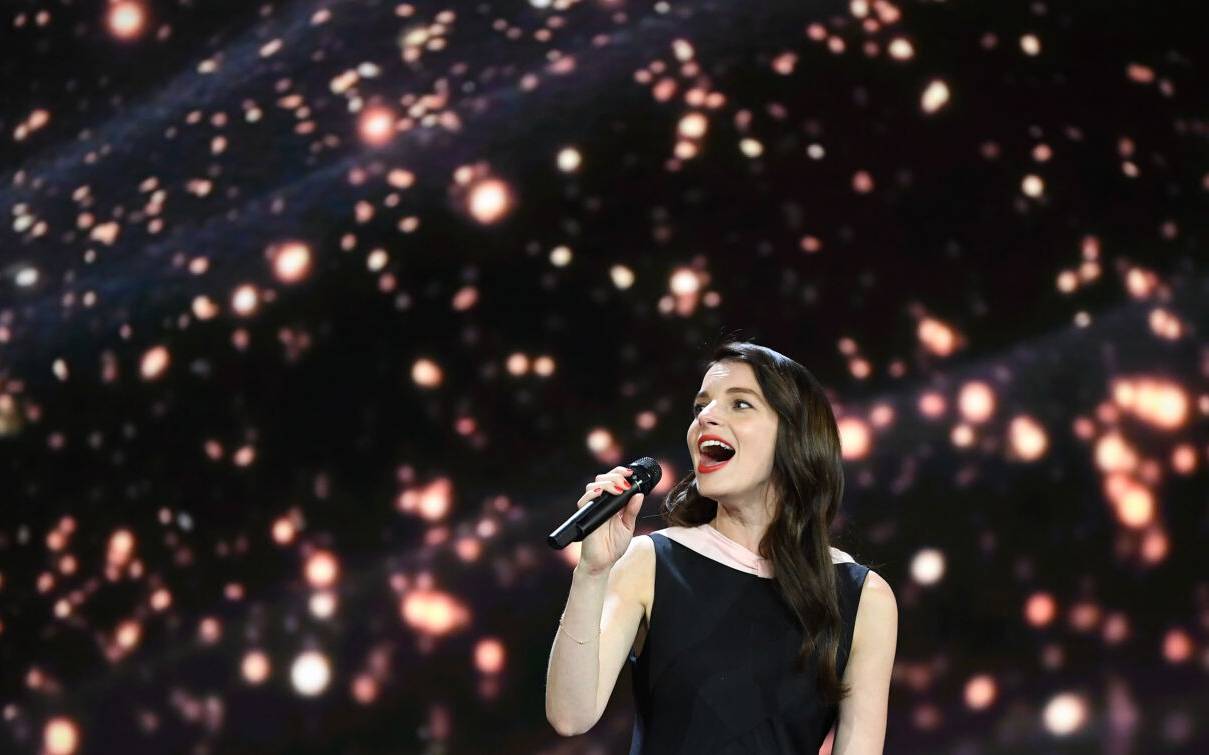 Sängerin Yvonne Catterfeld steht bei der Verleihung des 69. Deutschen Filmpreises "Lola" auf der Bühne.