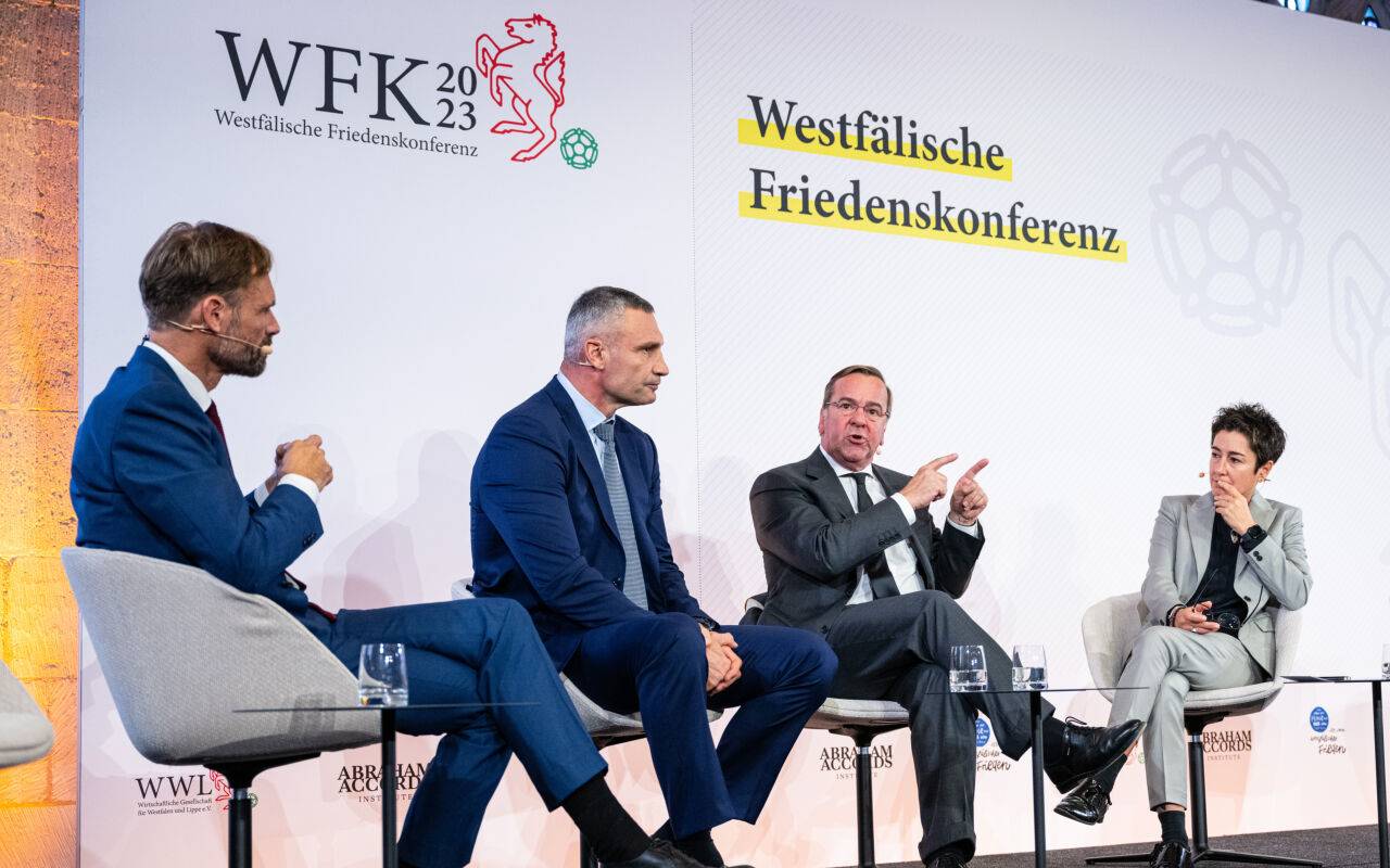 Moderator Wulf Schmiese (l-r), Kiews Bürgermeister Vitali Klitschko, Bundesverteidigungsminister Boris Pistorius (SPD) und Dunja Hayali sprechen auf der Friedenskonferenz