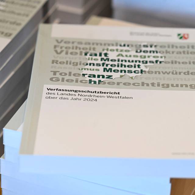 Blick auf eine Ausgabe des Verfassungsschutzberichts 2024 des Landes der vom Innenminister des Landes Nordrhein-Westfalen, Reul, vorgestellt wird.