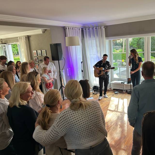 Leony verzaubert beim Wohnzimmerkonzert in Herford: Ein intimer Abend voller Musik und Unterstützung für die Aktion Lichtblicke.