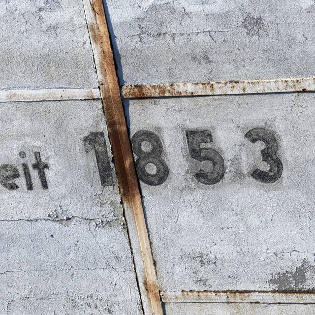 Seit 1853, alter Schriftzug an einem Lagergebäude, Symbolfoto für ein Traditionsunternehmen.