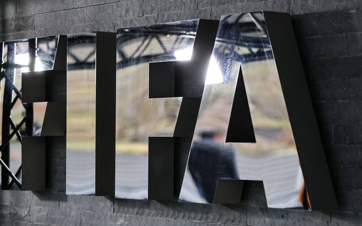 Das Logo des Fußballweltverbands FIFA ist zu sehen.