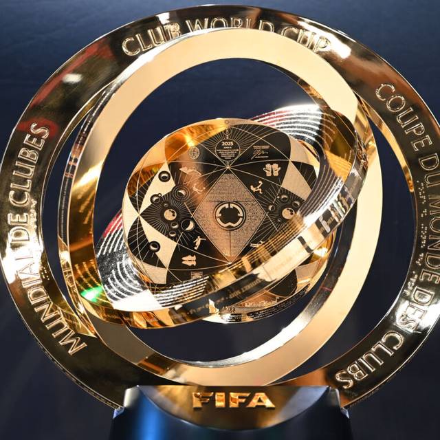 Der Pokal der Fifa Club-WM 2025 ist während der „Trophy Tour“ in der FC Bayern World zu sehen