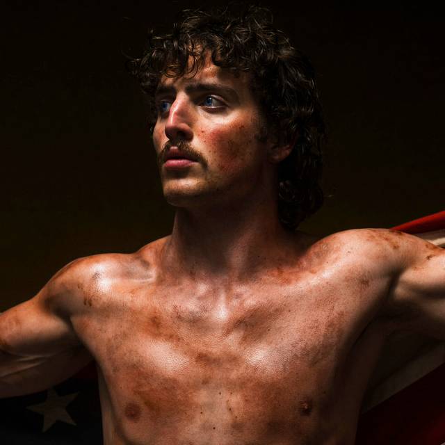 Benson Boone präsentiert sich auf dem Albumcover seiner neuen Platte "American Heart" ziemlich patriotisch - mit gezückter Amerika-Flagge.