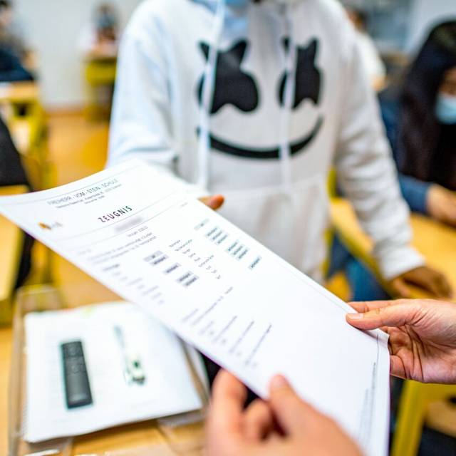 Die Klassenlehrerin übergibt das Zeugnis eines Schülers der Klasse 9b der Freiherr-vom-Stein-Schule in Gütersloh.