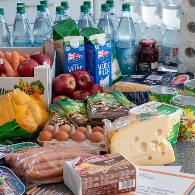 Lebensmittel und Produkte des täglichen Bedarf liegen auf einem Küchentisch in einem Privathaus.