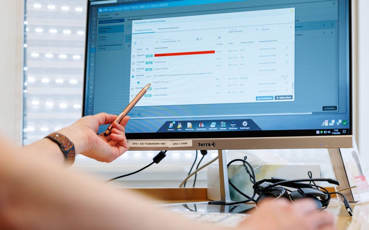 Ein Hausarzt lädt in seiner Praxis Dokumente in eine elektronische Patientenakte "ePA".