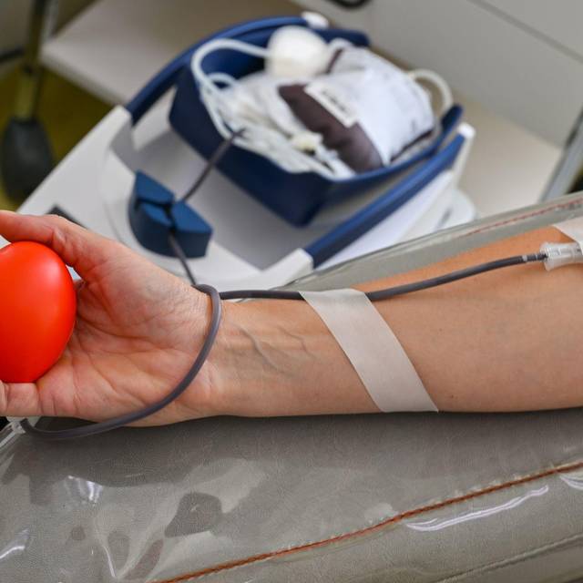 Ein Mann spendet Blut