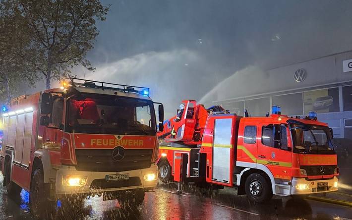 Einsatzkräfte der Feuerwehr Mülheim an der Ruhr bei den Löscharbeiten an der Kölner Straße.