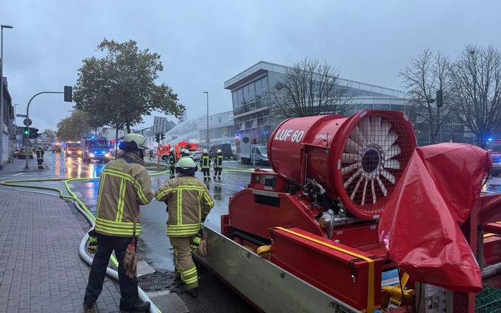 Mit Unterstützung der Feuerwehr Duisburg kommt ein Löschunterstützungsfahrzeug (LUF 60) zur Belüftung der Verkaufsräume zum Einsatz.
Ziel ist es, den Brandherd im Autohaus besser lokalisieren zu können.