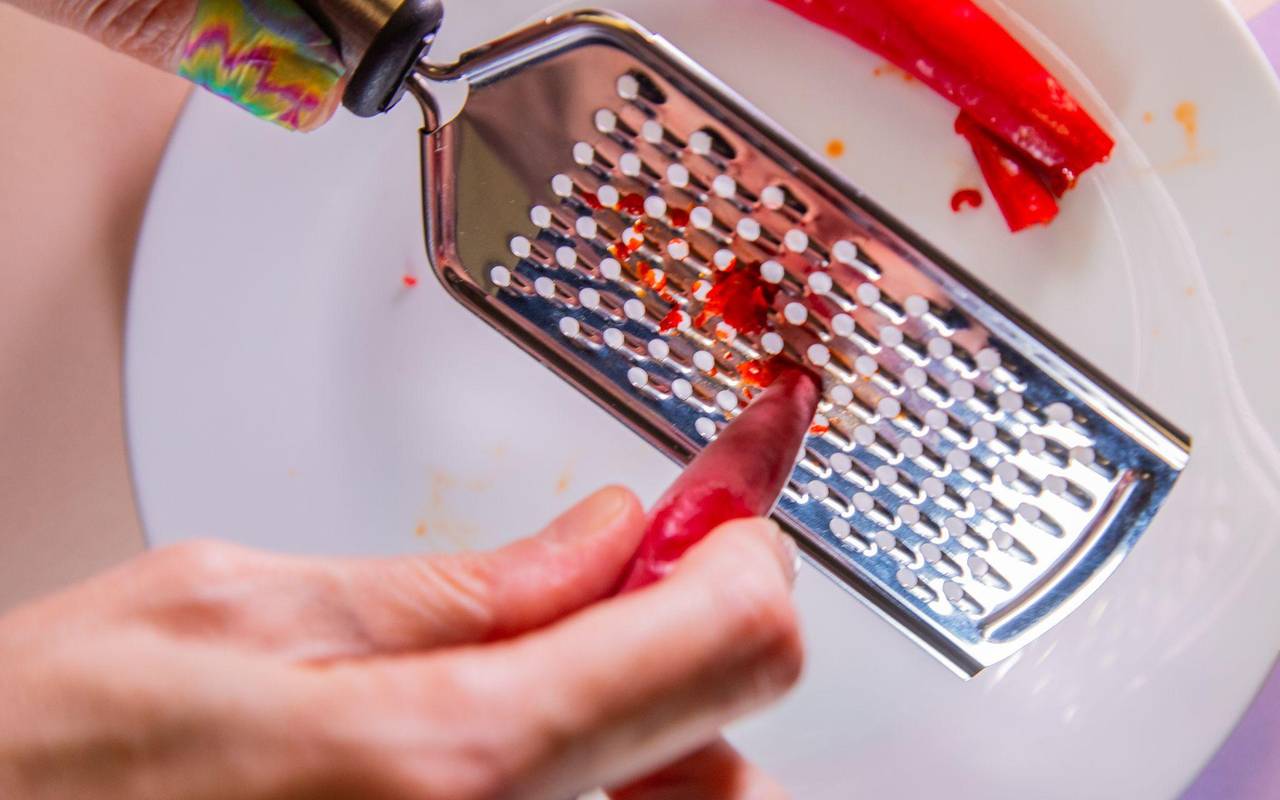Druchgefrorene Chili wird gerieben
