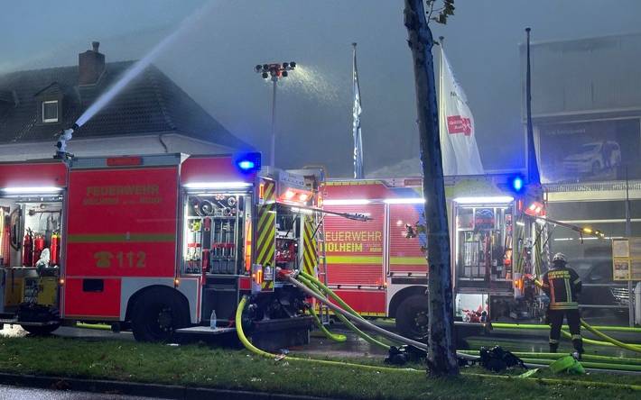Im Werkstatt- und Verkaufsbereich dauern die Nachlöscharbeiten an. Einsatzkräfte arbeiten weiterhin an schwer zugänglichen Brandstellen.