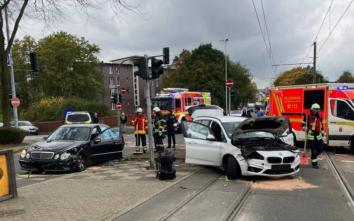 Verkehrsunfall mit zwei PKW. Auslaufende Betriebsstoffe