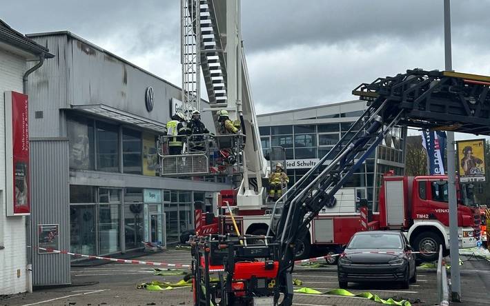 Der Gelenkmast der Werkfeuerwehr Venator unterstützt die Nachlöscharbeiten an der Kölner Straße.
Über den Korb werden schwer zugängliche Dachbereiche gezielt kontrolliert.