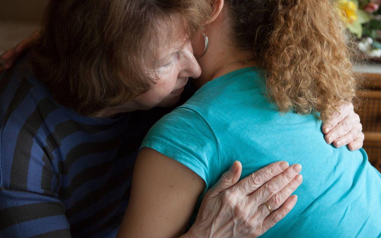 Zwei Frauen umarmen sich