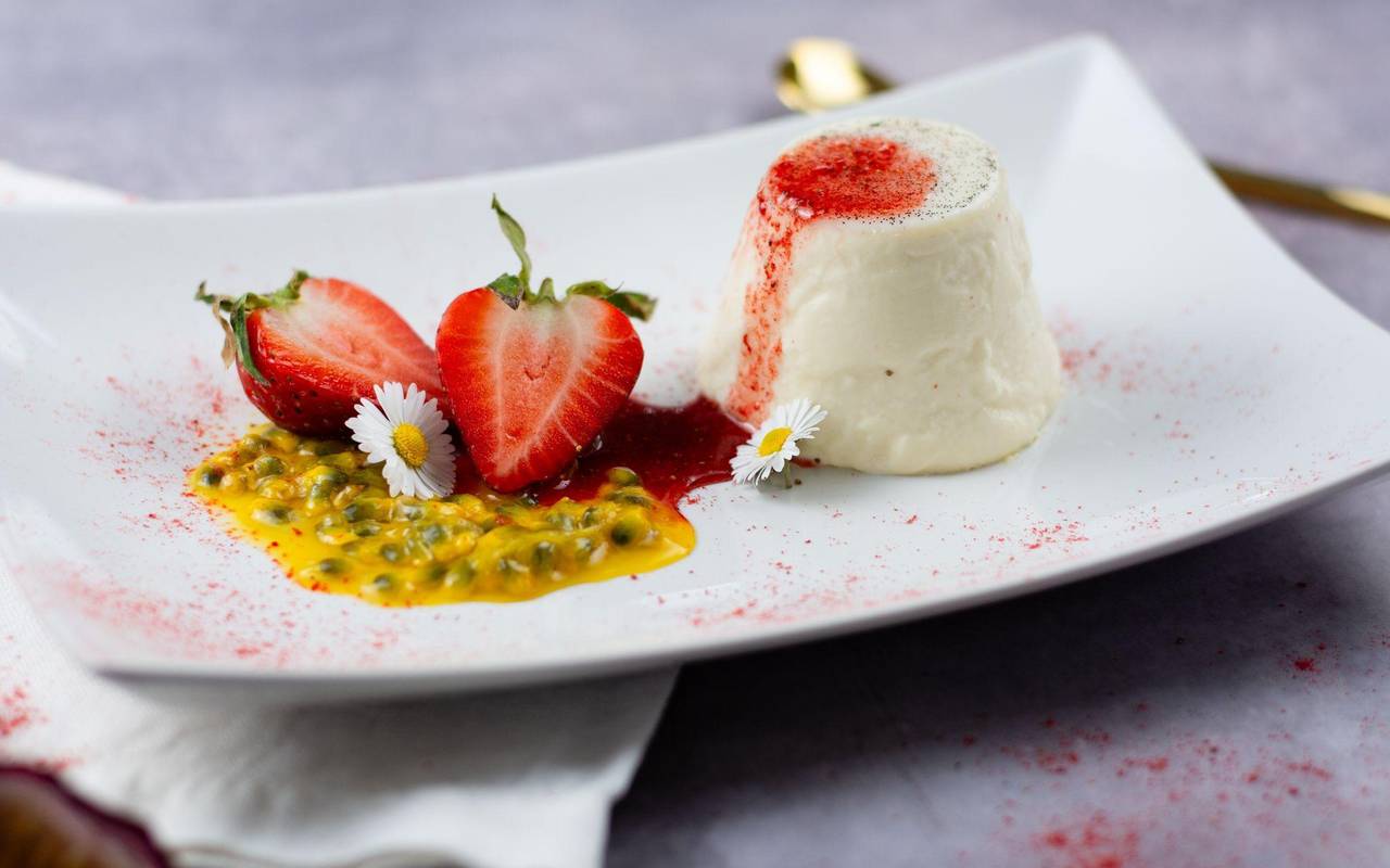 Panna Cotta mit Erdbeeren und Maracuja