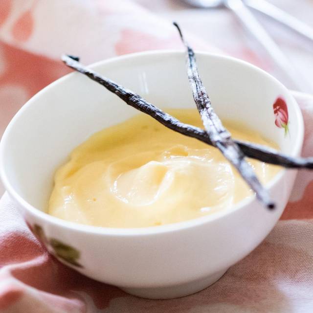 Vanillepudding in einer Schale