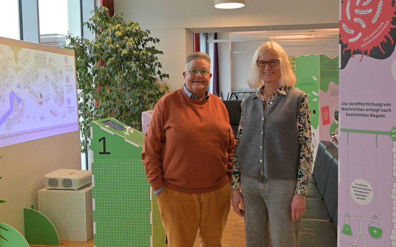 Dr. Daniela Grobe, Beigeordnete für Kultur (l.), und Claudia vom Felde, Leiterin der Stadtbibliothek (r.)