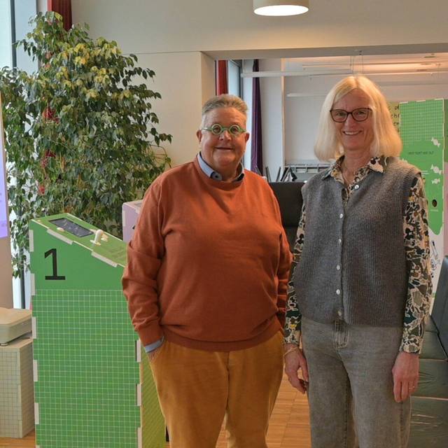 Dr. Daniela Grobe, Beigeordnete für Kultur (l.), und Claudia vom Felde, Leiterin der Stadtbibliothek (r.)
