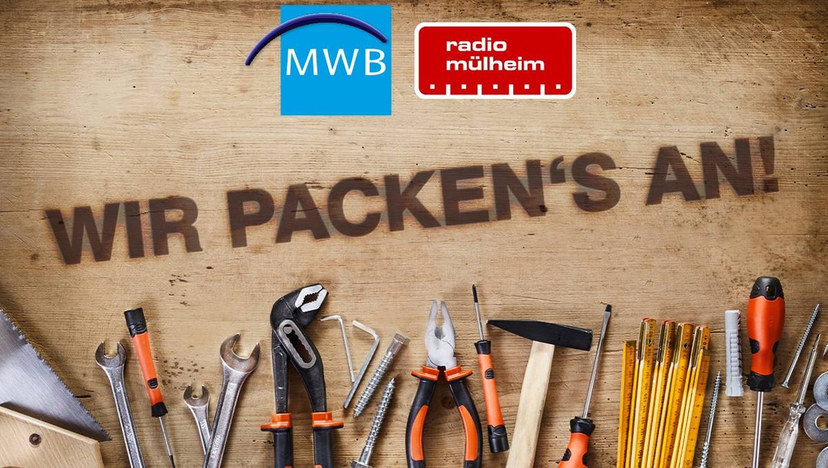 Werkzeuge auf Holztisch
