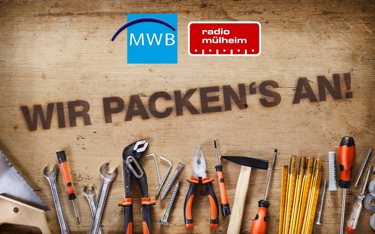 Werkzeuge auf Holztisch
