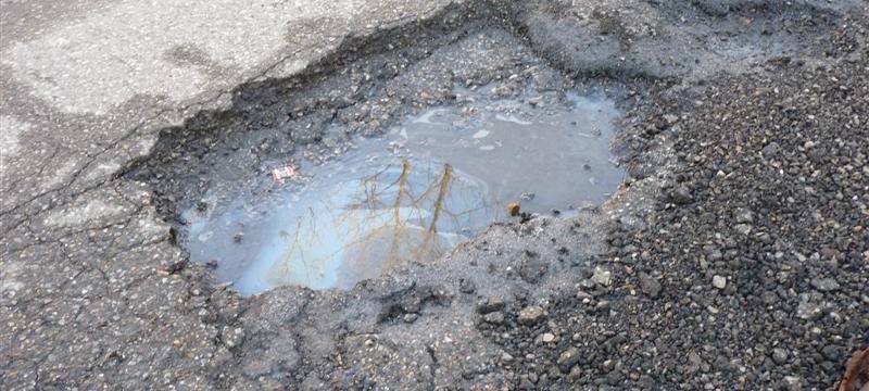 TÜV gibt Tipps rundum Schlaglochschäden