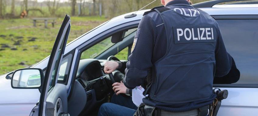 Polizei kontrolliert Autofahrer