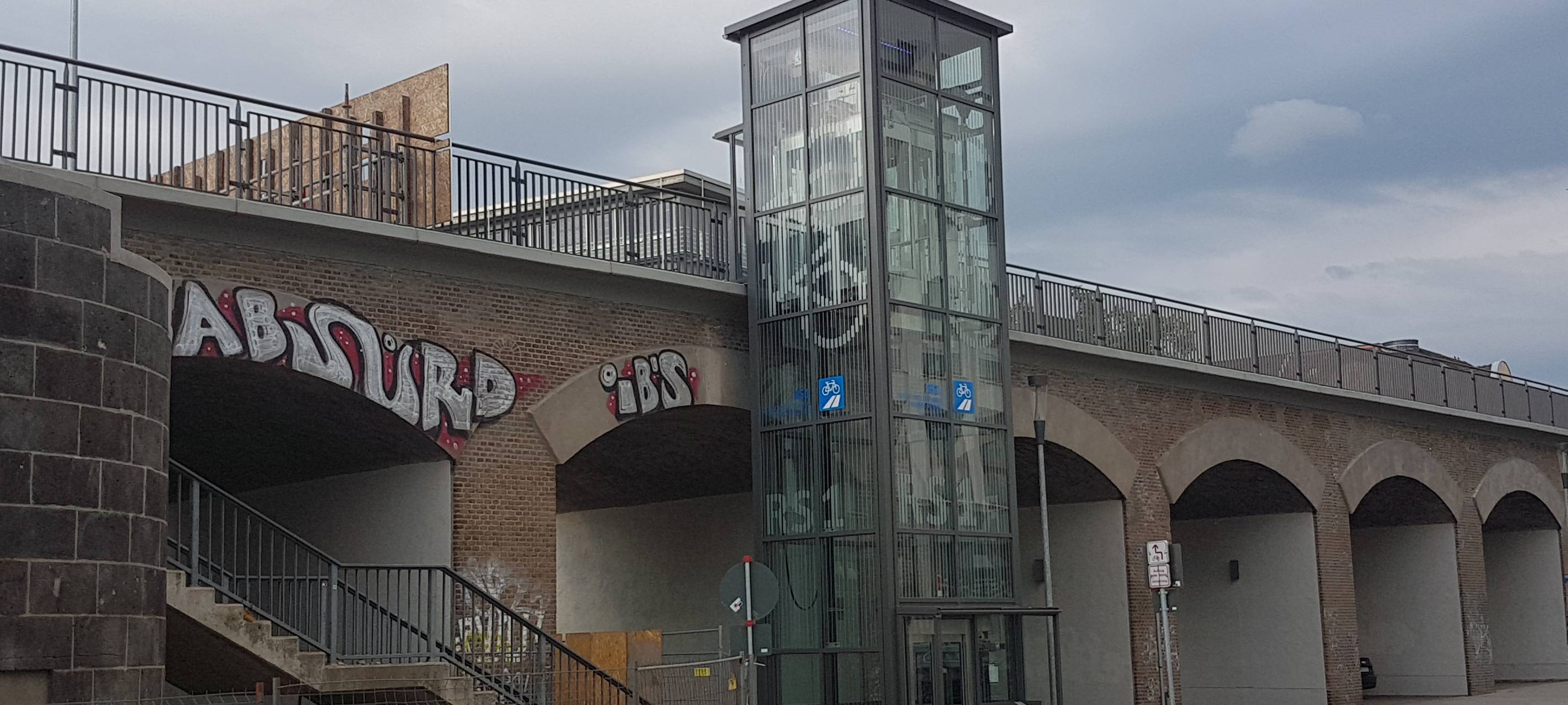 RS1: Beschädigter Aufzug muss repariert werden